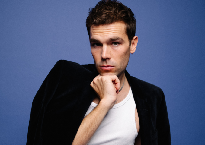 Joel Miles Blends Latin Heat and Indie Vibes on ‘Déjame Ir’ with a Catchy Modern Sound
