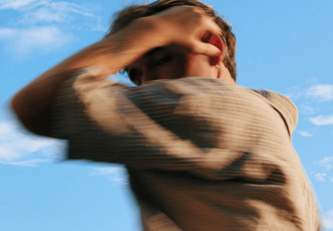 Elliot’s ‘I Hold On’ Feels Like a Love Letter Wrapped in&nbsp;Fog