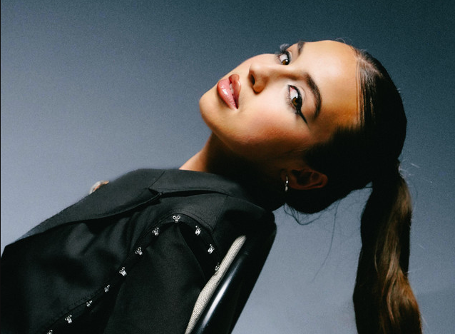 Enola Bedard Returns with “Telepatia,” Showcasing Her Growth as a Pop Artist